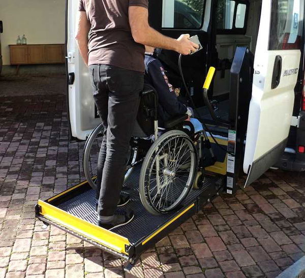 I ladri le hanno rubato la rampa, bimba disabile non può andare all’asilo