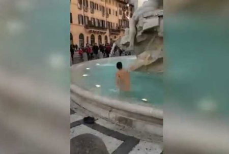 Una donna nuda fa il bagno nella fontana di Piazza Navona a Roma | VIDEO article-post