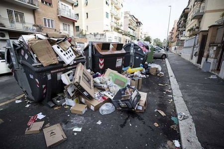 Roma ha solo 5 giorni per affrontare l’emergenza rifiuti (ed evitare il collasso) article-post