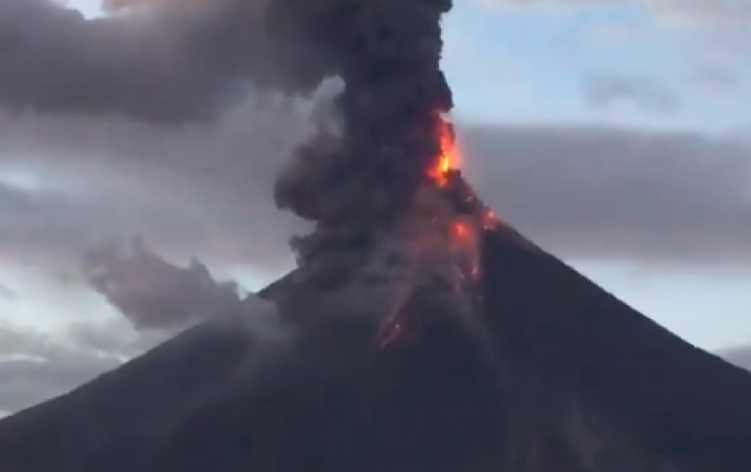 L’eruzione del vulcano Mayon nelle Filippine: pioggia di cenere, 40mila evacuati | VIDEO article-post