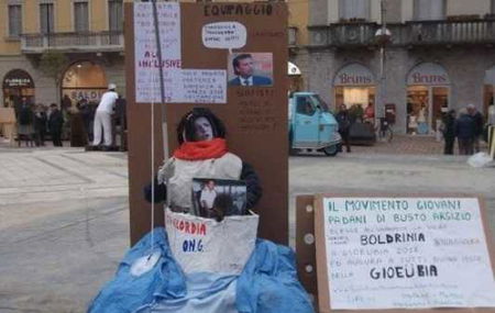 I giovani della Lega hanno bruciato un fantoccio della Boldrini | FOTO article-post