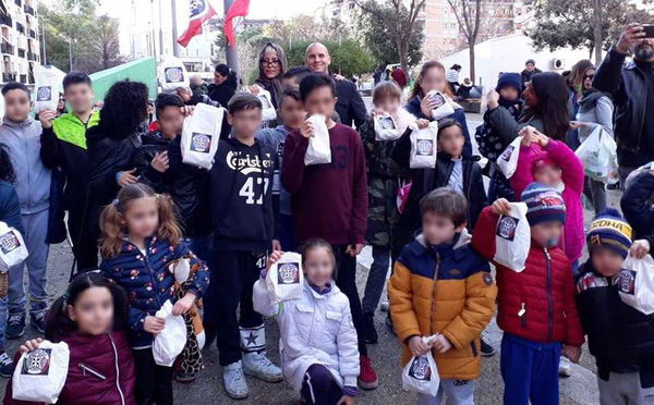 La foto che mai avremmo voluto vedere: bimbi in posa con il logo di Casapound