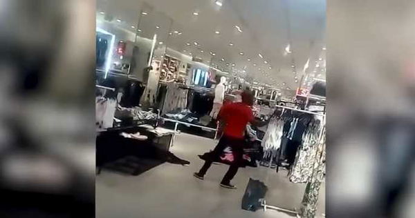 Johannesburg: la protesta dentro H&M per la foto razzista | VIDEO