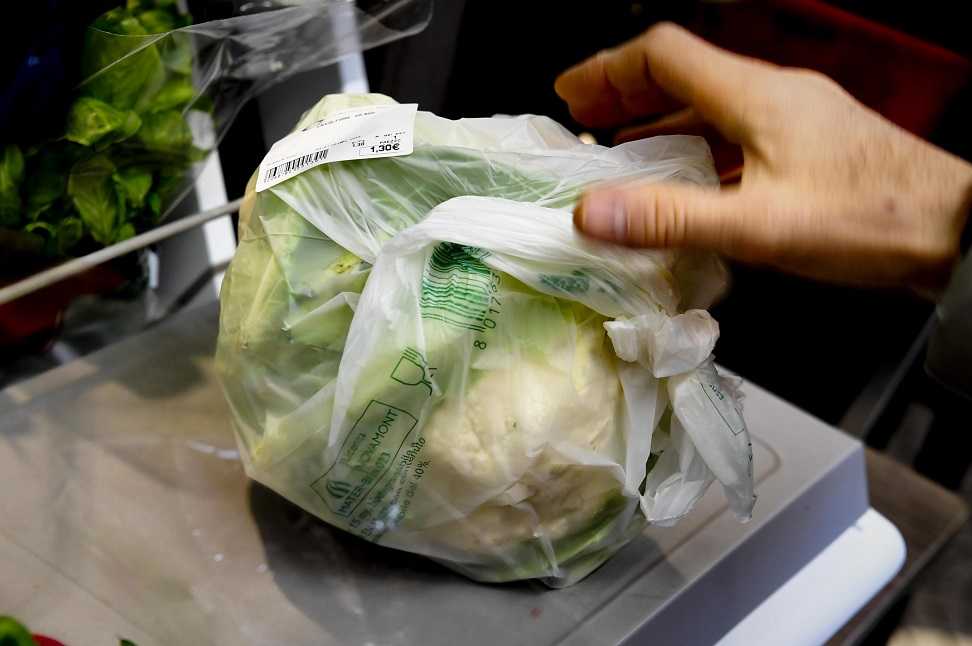 C’è un pasticcio brutto sulla legge dei sacchetti biodegradabili per frutta e verdura article-post