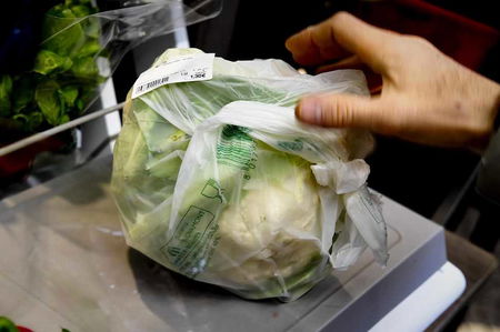 C’è un pasticcio brutto sulla legge dei sacchetti biodegradabili per frutta e verdura article-post