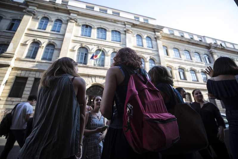 Il prof che inviava messaggi hard (e proposte sessuali) alle alunne su Whatsapp article-post