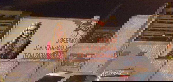 I più bei meme sul manifesto di Giorgia Meloni