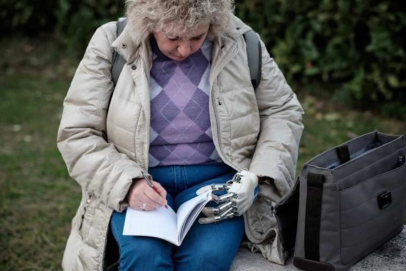 La prima donna italiana con una mano bionica: lo straordinario intervento al Gemelli article-post
