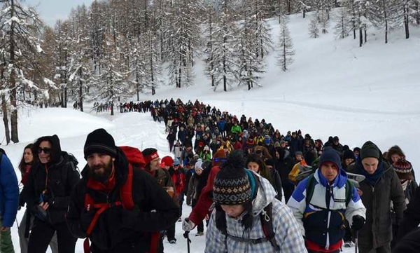 La marcia sulla neve che a nessuno interessa contro le frontiere blindate per i migranti | FOTO