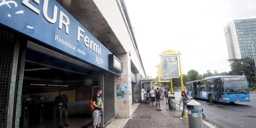 donna sotto metro b