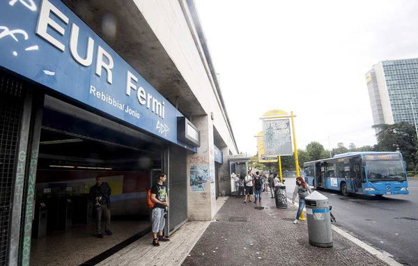 Spinta sotto la metro a Roma: fermato uomo. Per investigatori è gesto di un folle