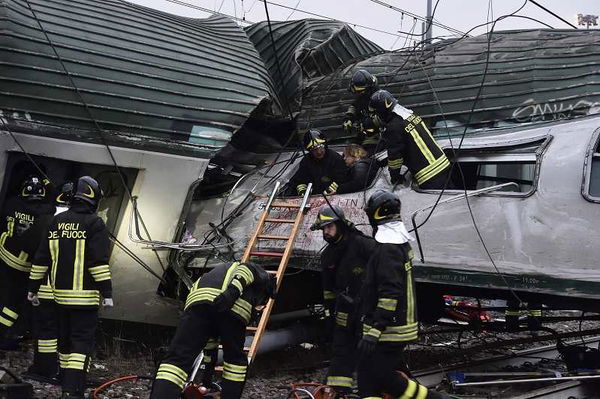 È deragliato un treno delle ferrovie Trenord a Milano: 3 morti, 46 feriti