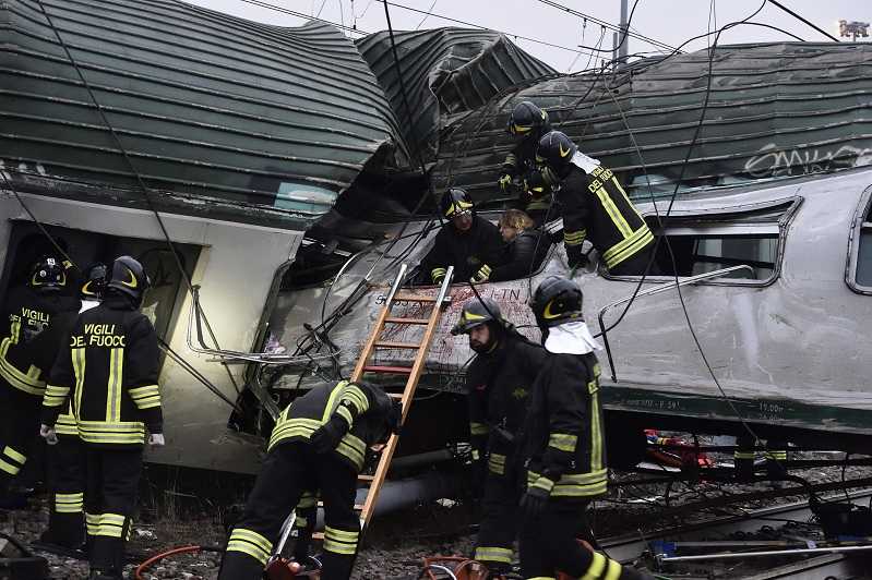 È deragliato un treno delle ferrovie Trenord a Milano: 3 morti, 46 feriti article-post