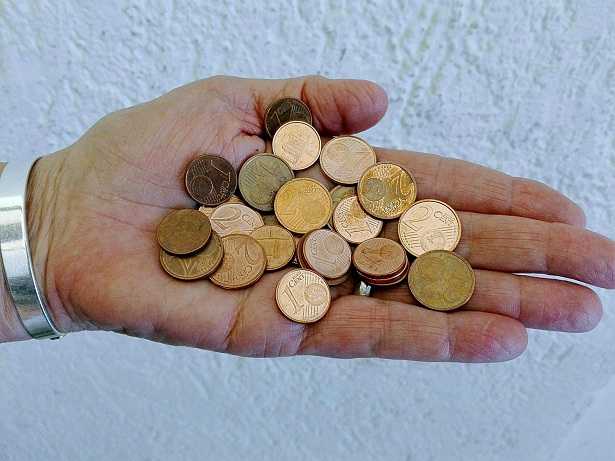 Le lavoratrici pagate 50 centesimi all’ora article-post