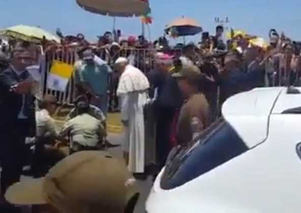 Il Papa scende dalla papamobile per soccorrere la poliziotta caduta da cavallo | VIDEO
