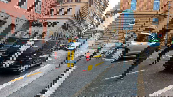 Il parcheggio selvaggio di Beppe Grillo e Luigi Di Maio a Roma per la presentazione del simbolo M5S