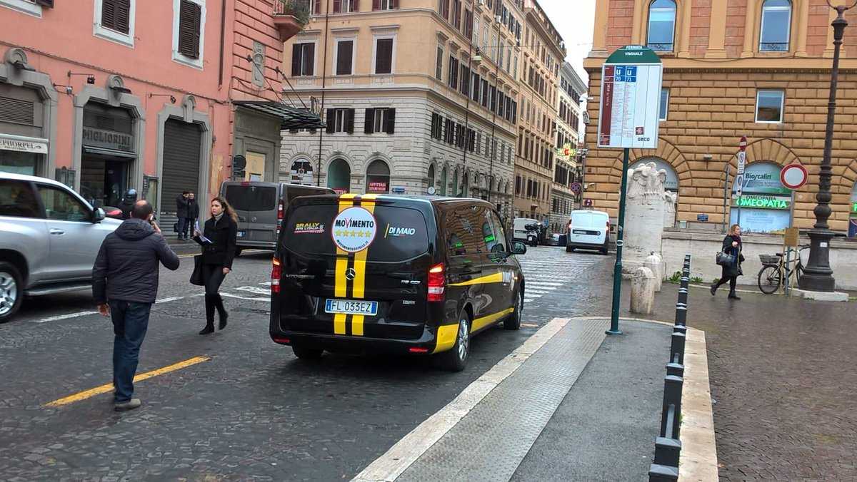 Il parcheggio selvaggio di Beppe Grillo e Luigi Di Maio a Roma per la presentazione del simbolo M5S article-post