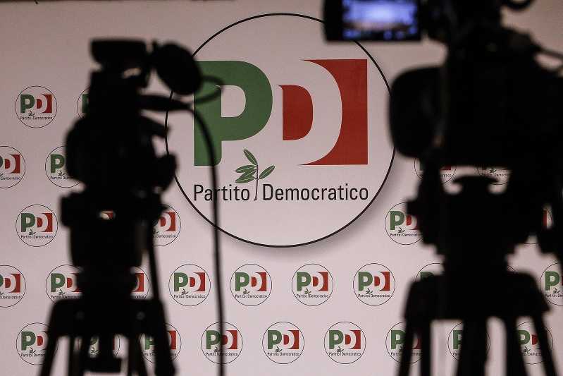 Il Pd non sa chi si candida nei collegi e manda un sms ai parlamentari article-post