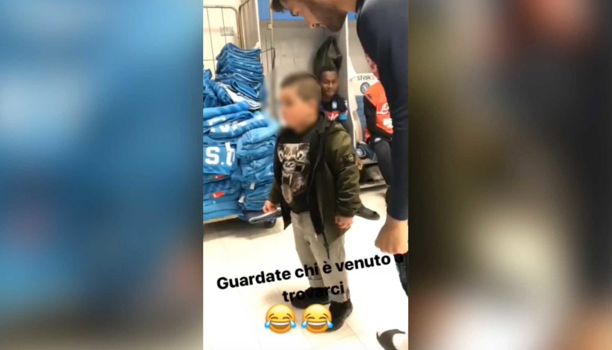 La meravigliosa storia del piccolo Umbertone: la sua promessa e l’invito nello spogliatoio del Napoli | VIDEO article-post