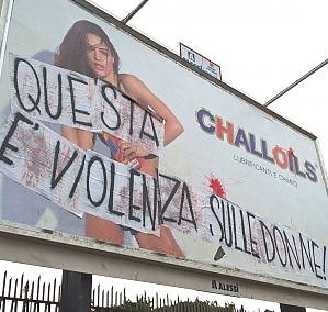 Le studentesse coprono la pubblicità ‘sessista’ sul cartellone: «È violenza sulle donne»