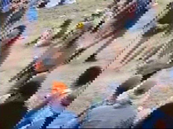 La ragazza in topless che prende a pugni il molestatore: «Non volevo darla vinta a lui e a tutti quelli che mi hanno definito ‘disgustosa’» | VIDEO