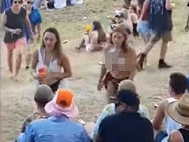 La ragazza in topless che prende a pugni il molestatore: «Non volevo darla vinta a lui e a tutti quelli che mi hanno definito ‘disgustosa’» | VIDEO article-post