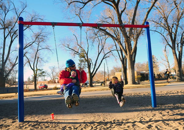 «È il caso di multare due ragazzine di 14 anni con 340 euro perché troppo grandi per andare sull’altalena?»