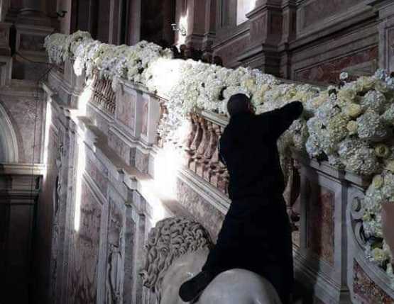 La Reggia di Caserta, le nozze dei ricconi e l’allestitore che sale sul monumento article-post