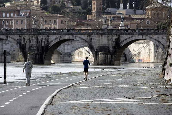 «Roma è abbandonata», la storica casa di gioielli cancella la città dal logo