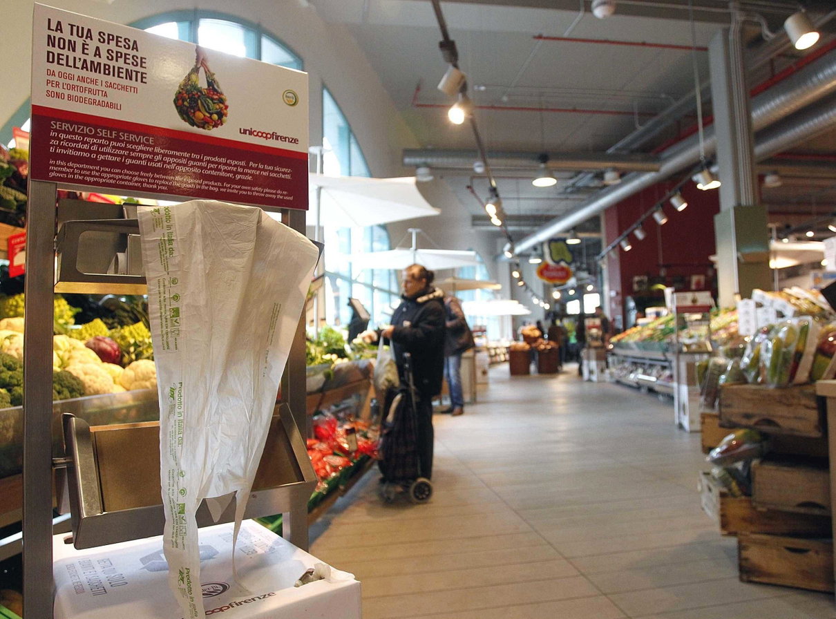 Sacchetti di plastica per frutta e verdura a pagamento: bufale, precisazioni e decisioni ancora da prendere article-post