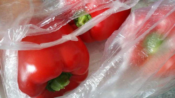 La bufala via Messenger della legge sui sacchetti di plastica fatta solo «perché un’amica di Renzi è l’unica che li produce»