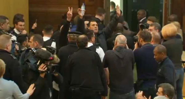 I sostenitori di Trump tentano di fermare il sindaco di Londra | VIDEO