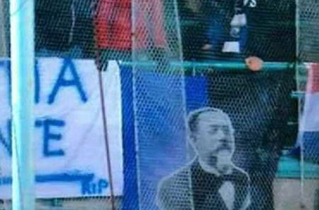 Napoli-Atalanta, lo striscione della vergogna con il volto dell’anti-meridionalista Lombroso article-post