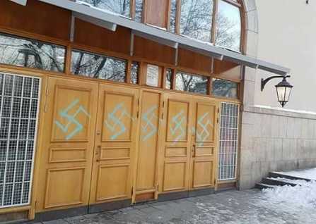 Le terrificanti svastiche che coprono la moschea di Stoccolma