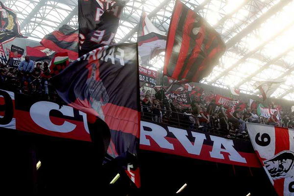 La Polizia indaga sui tifosi del Milan per una scritta lasciata in bagno
