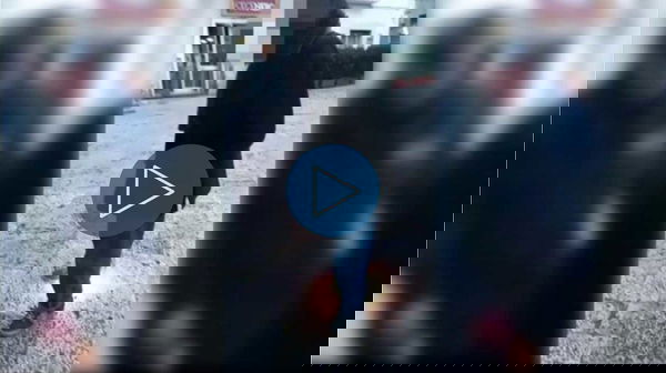 Il gesto vile del vigile urbano che doveva far rispettare l’ordinanza anti-botti e che invece ha lanciato un petardo a un disabile | VIDEO