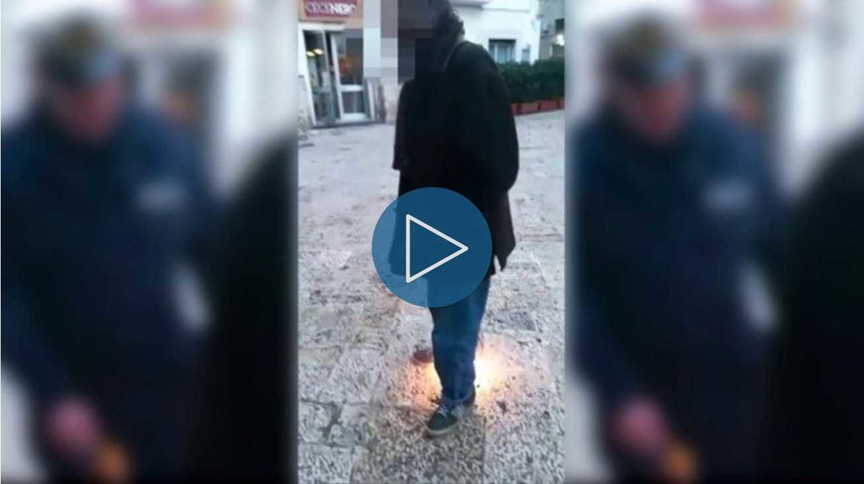 Il gesto vile del vigile urbano che doveva far rispettare l’ordinanza anti-botti e che invece ha lanciato un petardo a un disabile | VIDEO article-post