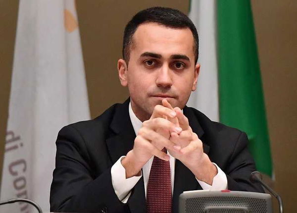 Luigi Di Maio promette di aiutare le banche sugli Npl, e contraddice Grillo | VIDEO