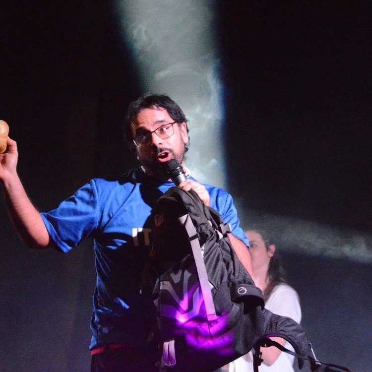 Il prete-dj che fa la cover de Lo Stato Sociale, «Una vita in vacanza» diventa «Una vita in preghiera» | AUDIO article-post