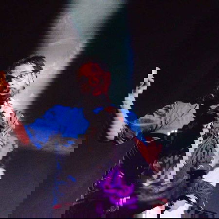 Il prete-dj che fa la cover de Lo Stato Sociale, «Una vita in vacanza» diventa «Una vita in preghiera» | AUDIO article-post