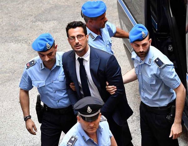 Fabrizio Corona verso l’uscita dal carcere