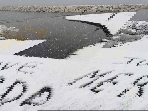 Neve a Napoli, ogni occasione è buona per scrivere «Juve m***a» | VIDEO