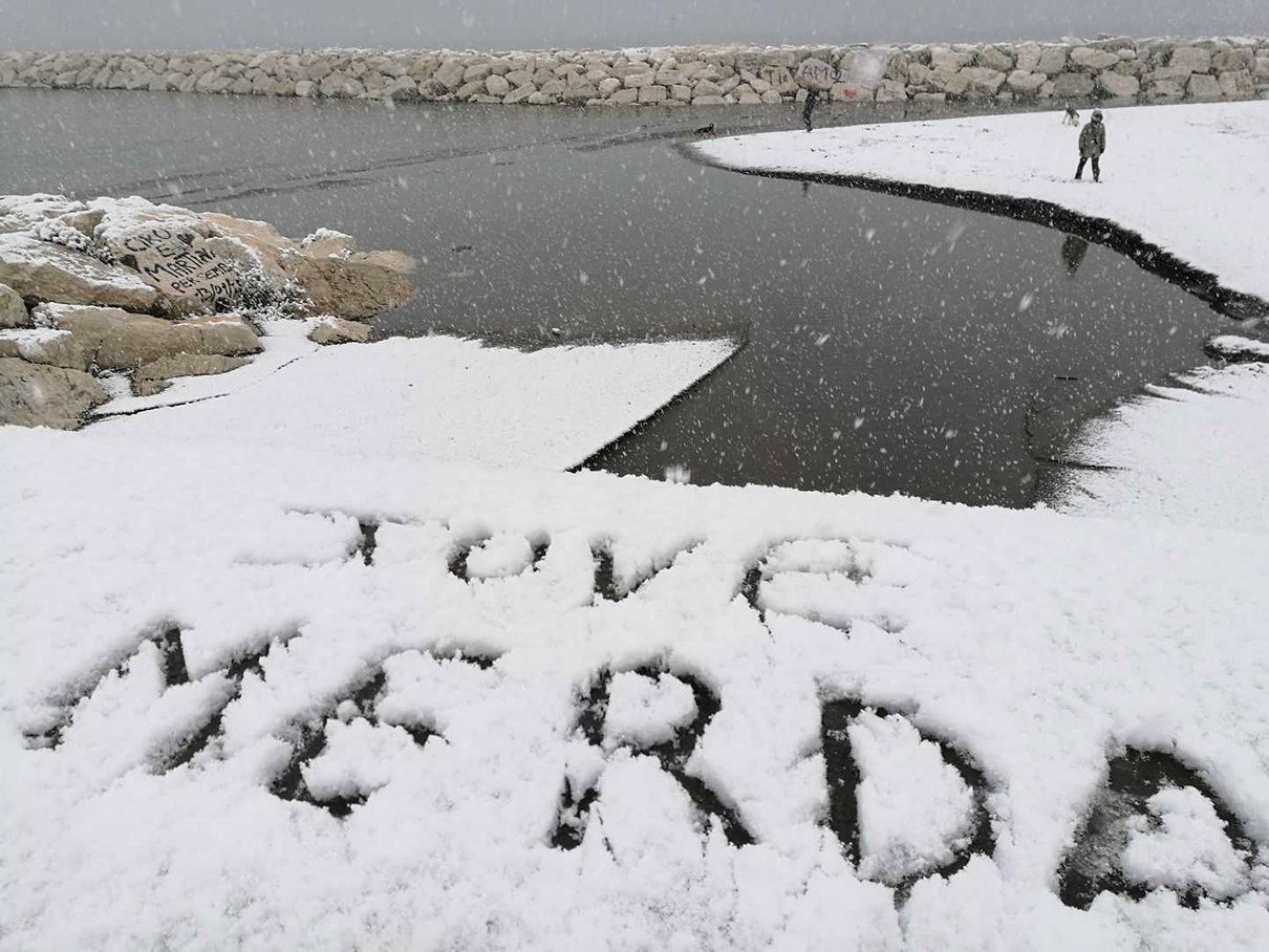 Neve a Napoli, ogni occasione è buona per scrivere «Juve m***a» | VIDEO article-post
