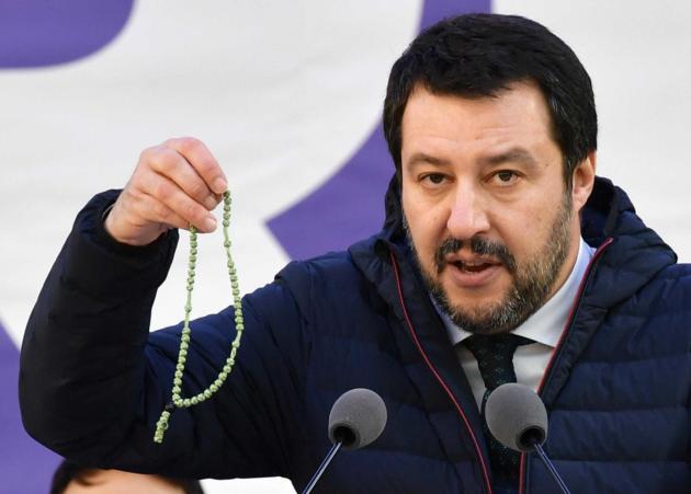 La messinscena di Salvini con Vangelo e Rosario che non piace ai vescovi | VIDEO article-post