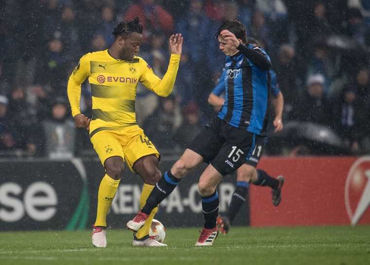 Michy Batshuay, l’attaccante del Borussia Dortmund prende in giro i cori razzisti dei tifosi dell’Atalanta article-post