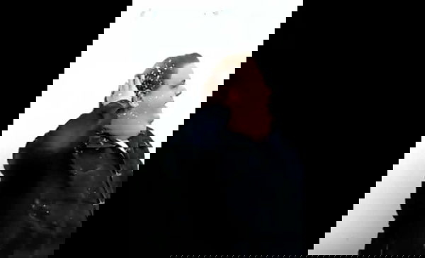 Nozzolino accerchiato in strada da un gruppo di minorenni, tra schiuma e offese: non è solo uno scherzo di Carnevale | VIDEO