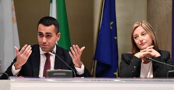 Roberta Lombardi non vuole ai suoi comizi Elena Fattori, senatrice M5S pro vaccini