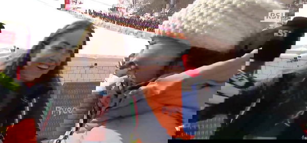 Commovente Goggia con l’avversaria svizzera: «Ero in sedia a rotelle e tu mi hai dato il tuo biglietto in business» | VIDEO