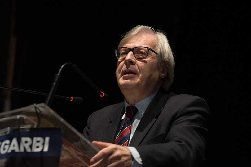 Vittorio Sgarbi attacca Cecilia Strada: «Non troverà fascisti né comunisti disposti a far sesso con lei» article-post
