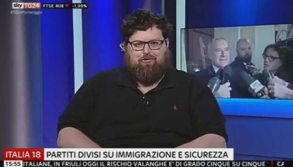 La gaffe di Sky su Adinolfi che «è troppo grosso» e «non riusciamo a inquadrarlo» | VIDEO